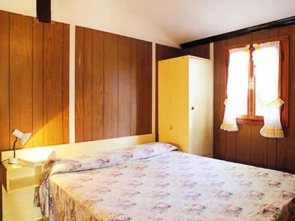 camping-c-era-una-volta-bungalow-interior-double-bed