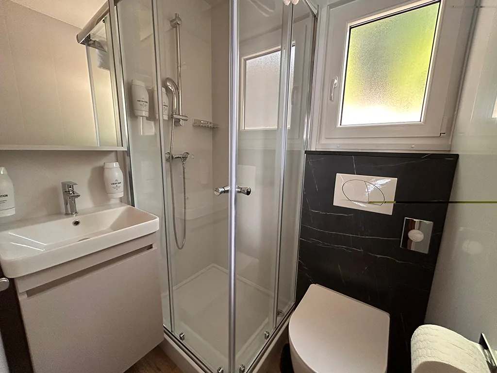elements-camping-selce-deluxe-olive-interior-bathroom