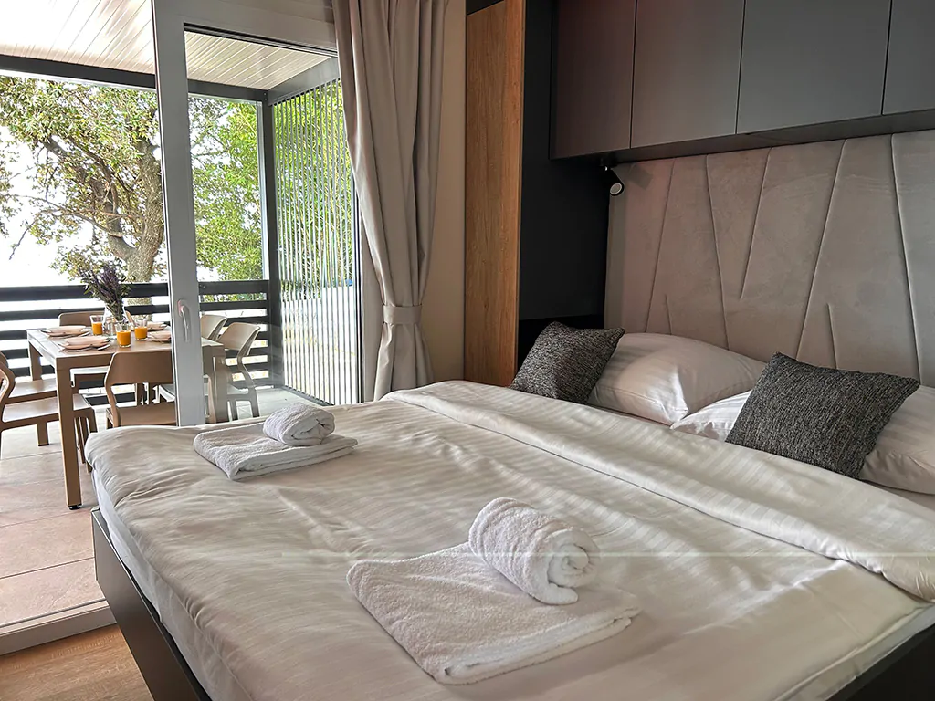 elements-camping-selce-deluxe-olive-interior-bedroom
