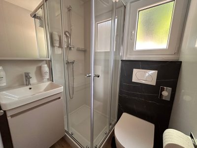 elements-camping-selce-deluxe-olive-sea-view-interior-bathroom