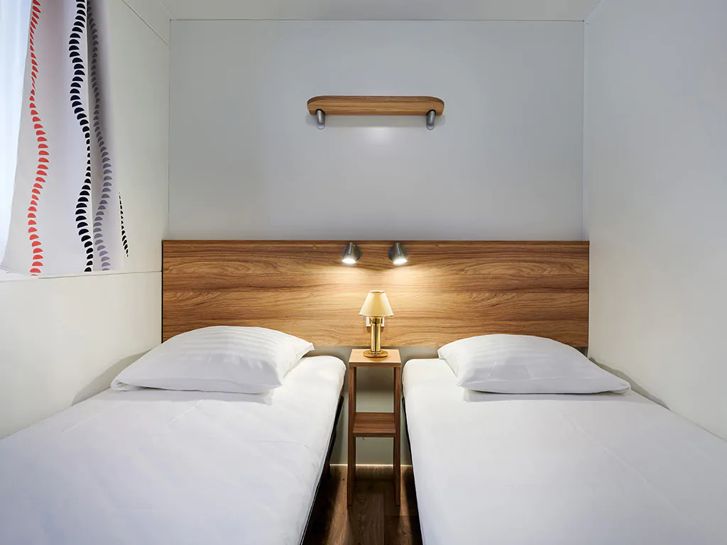 mobile-home-premium-i-interior-bedroom-single-beds-5
