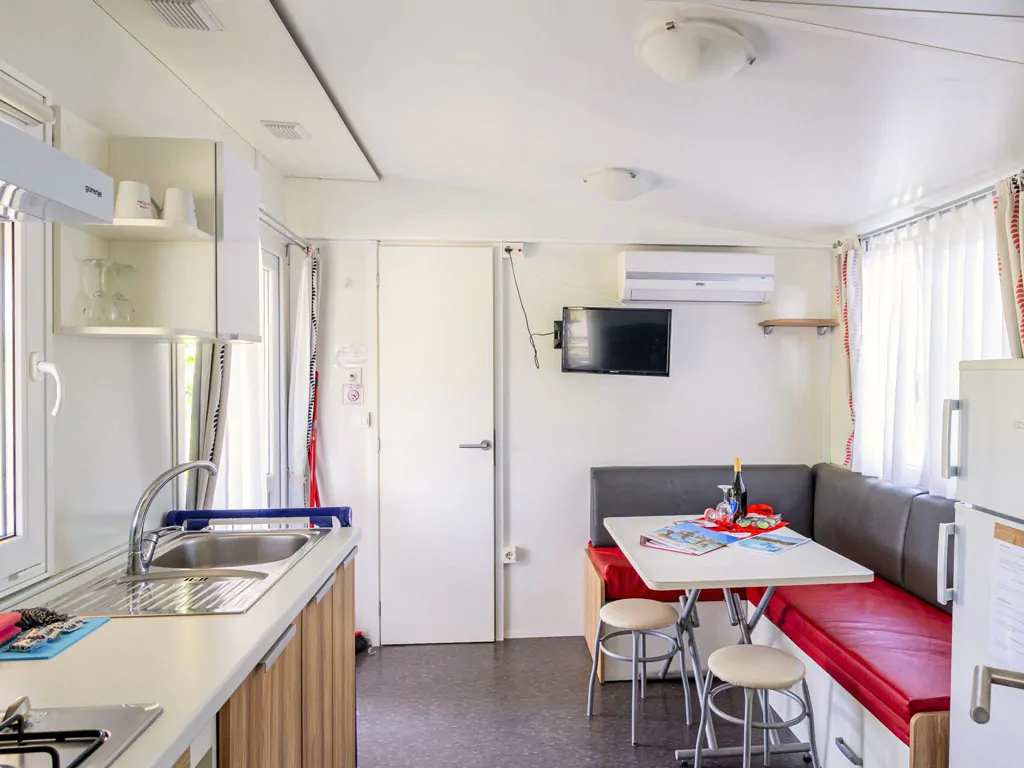 fkk-camping-solaris-mobile-home-premium-a-plus-interior-kitchen