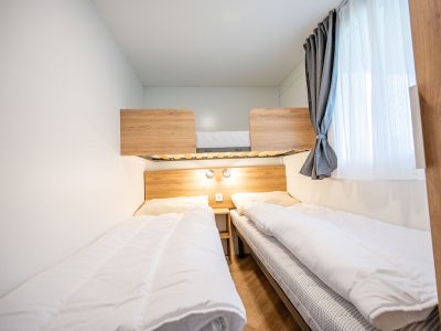 camping-slatina-mobile-home-premium-a-interior-bedroom-single-beds-bunk-bed