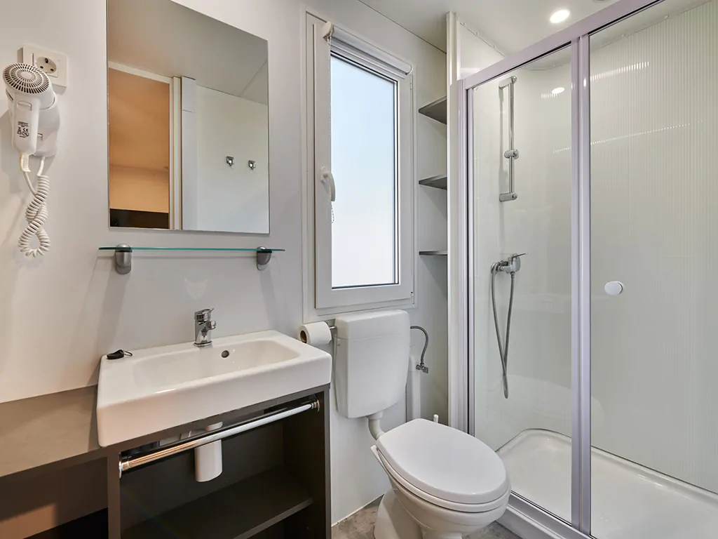 mobile-home-premium-la-interior-bedroom-kitchen