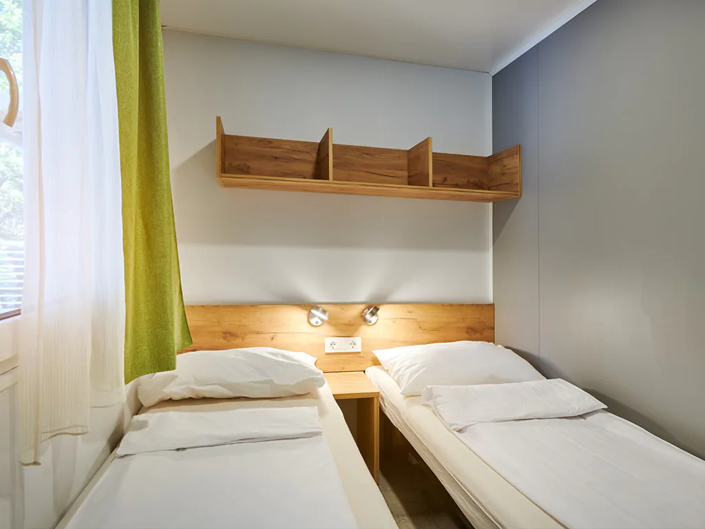 mobile-home-premium-la-interior-bedroom-single-beds