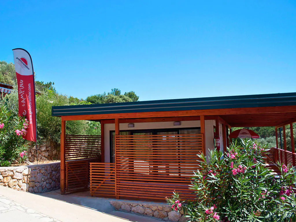 camping-slatina-mobile-home-luxus-plus-m-exterior-frontview