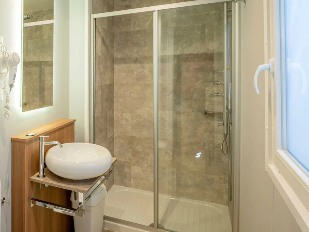 camping-slatina-mobile-home-luxus-plus-m-interior-bathroom