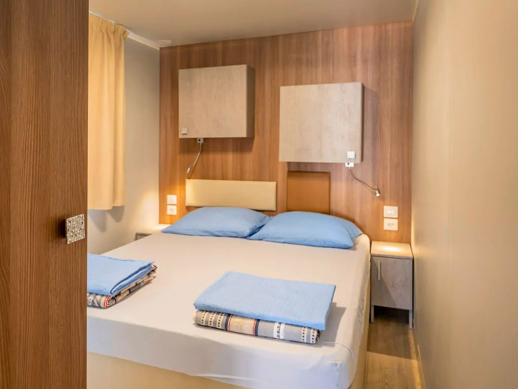 camping-slatina-mobile-home-luxus-plus-m-interior-bedroom-double-bed