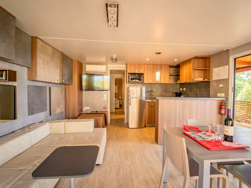 camping-slatina-mobile-home-luxus-plus-m-interior-livingroom
