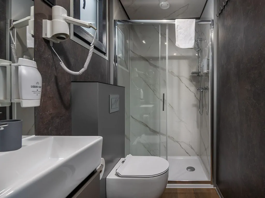 elements-camping-selce-mobile-home-mare-exclusive-spa-seaside-interior-bathroom