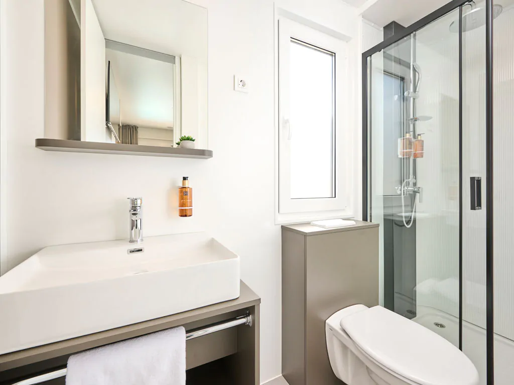 aminess-style-camping-atea-resort-mobile-home-amber-luxury-holiday-home-interior-bathroom-view