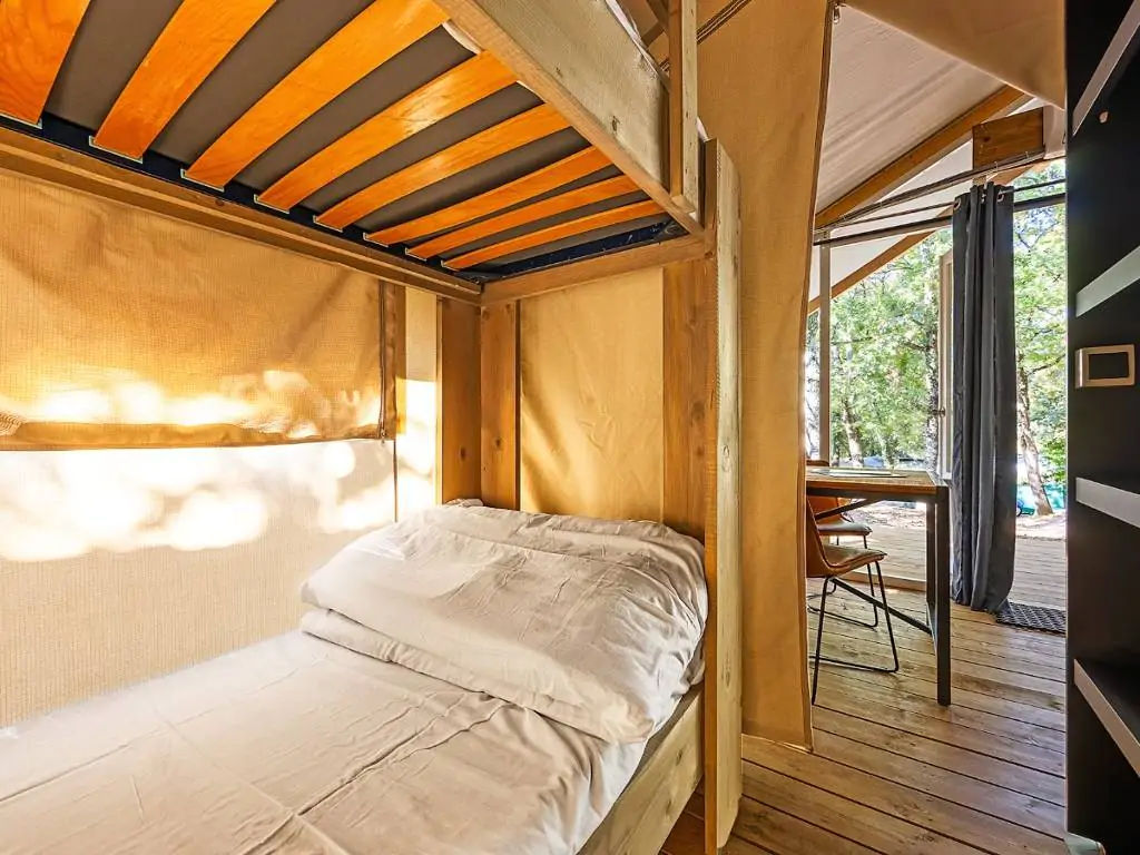 camping-bijela-uvala-glamping-tent-safari-tent-bella-vista-interior-bedroom-bunk-bed