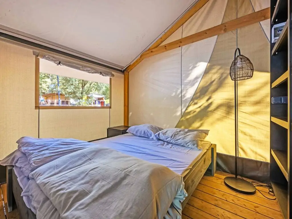 camping-bijela-uvala-glamping-tent-safari-tent-bella-vista-interior-bedroom-double-bed
