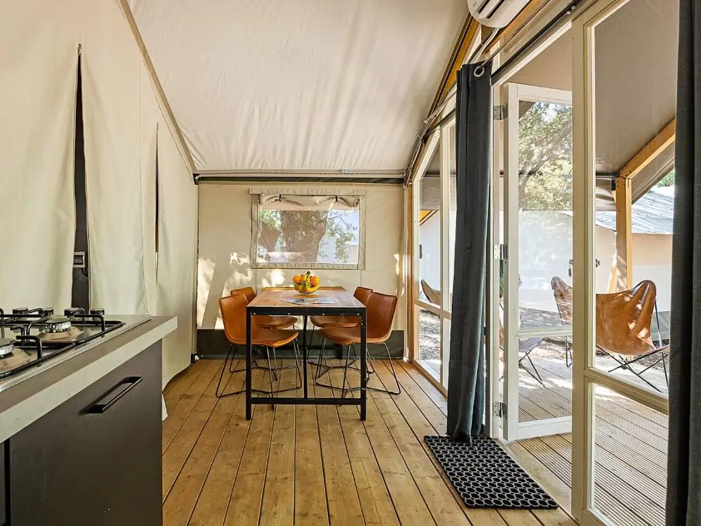 camping-bijela-uvala-glamping-tent-safari-tent-bella-vista-interior-dining-room