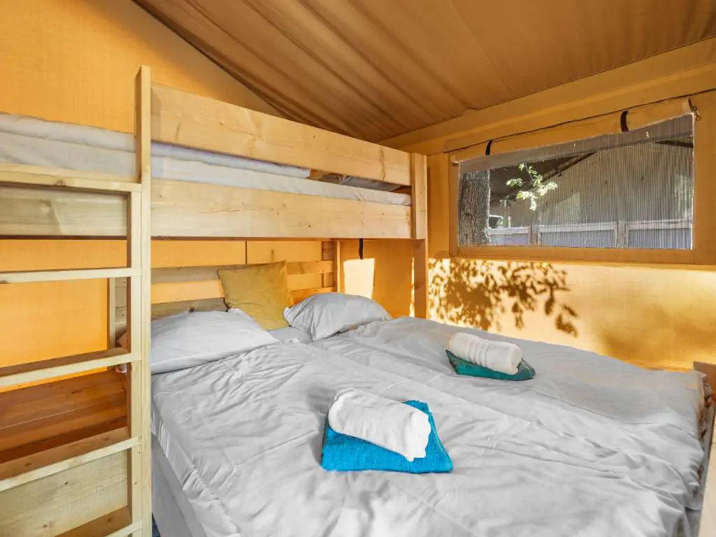 camping-bijela-uvala-safari-tent-lodge-interior-bedroom-bunk-bed