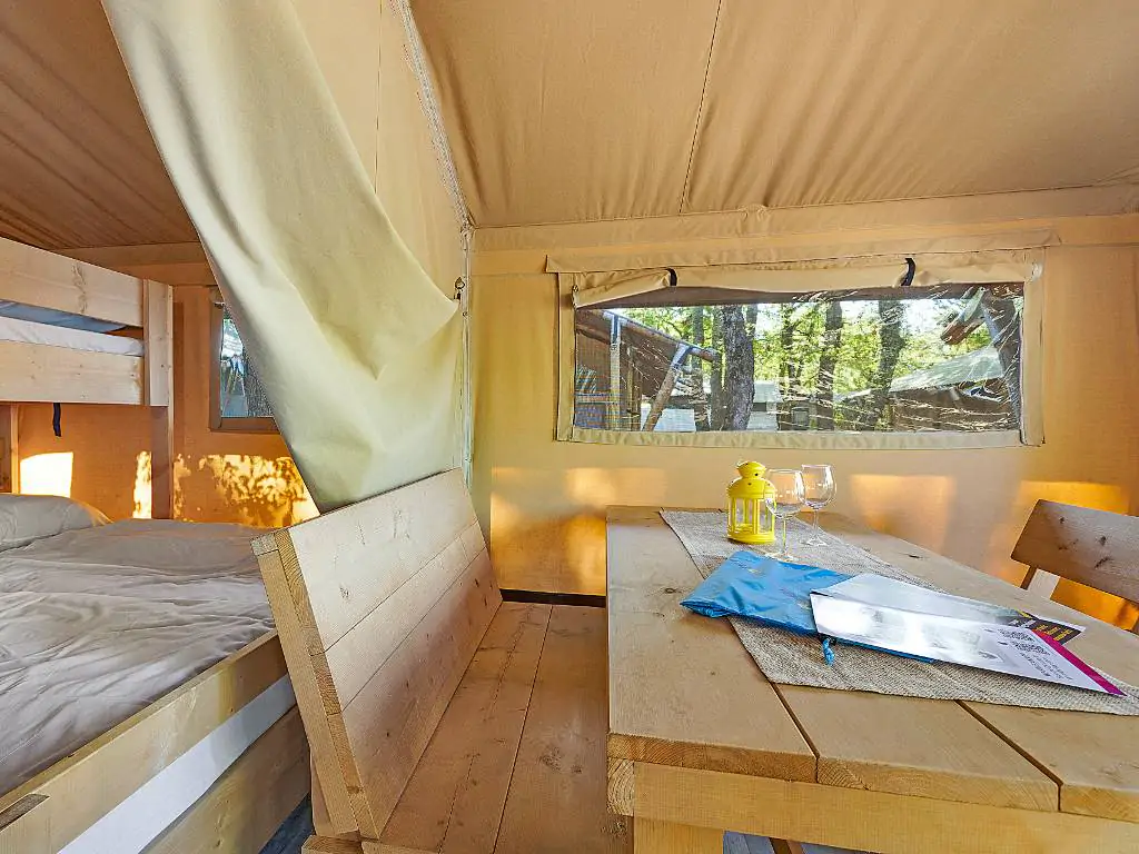 camping-cikat-safari-tent-lodge-bedroom