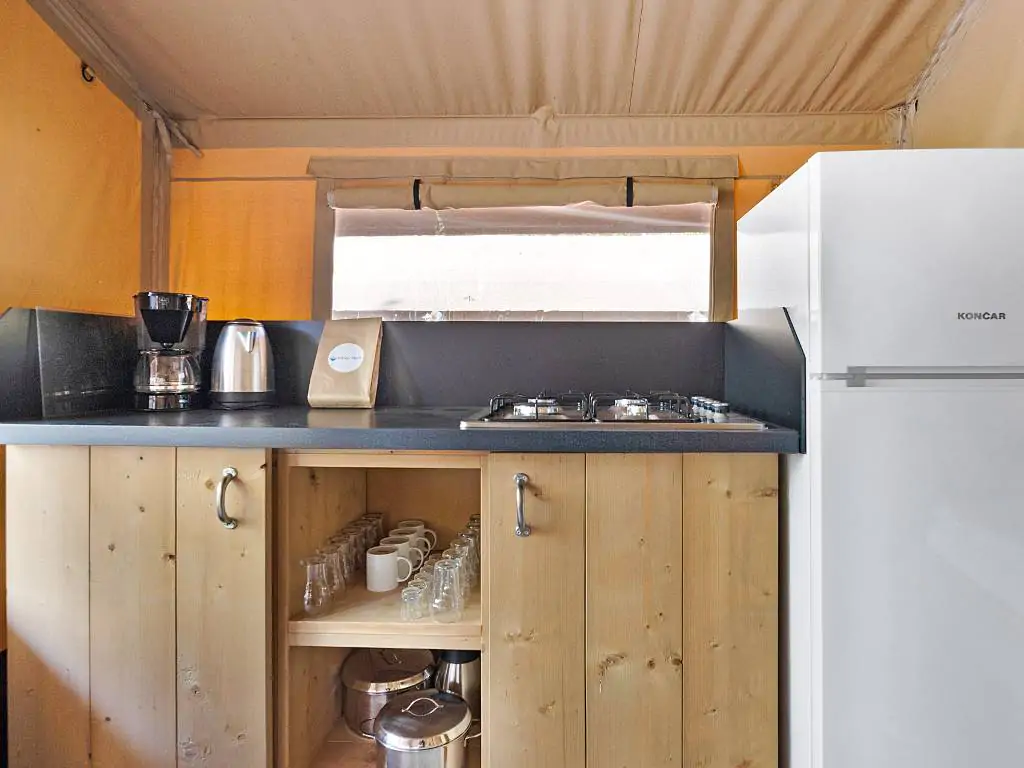camping-cikat-safari-tent-lodge-kitchen-fridge