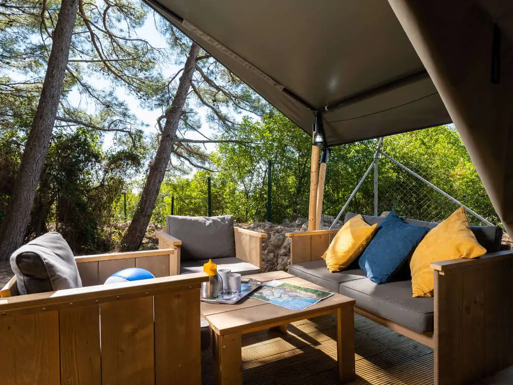 camping-krk-safari-tent-comfort-aircro-terrace-sunbeds