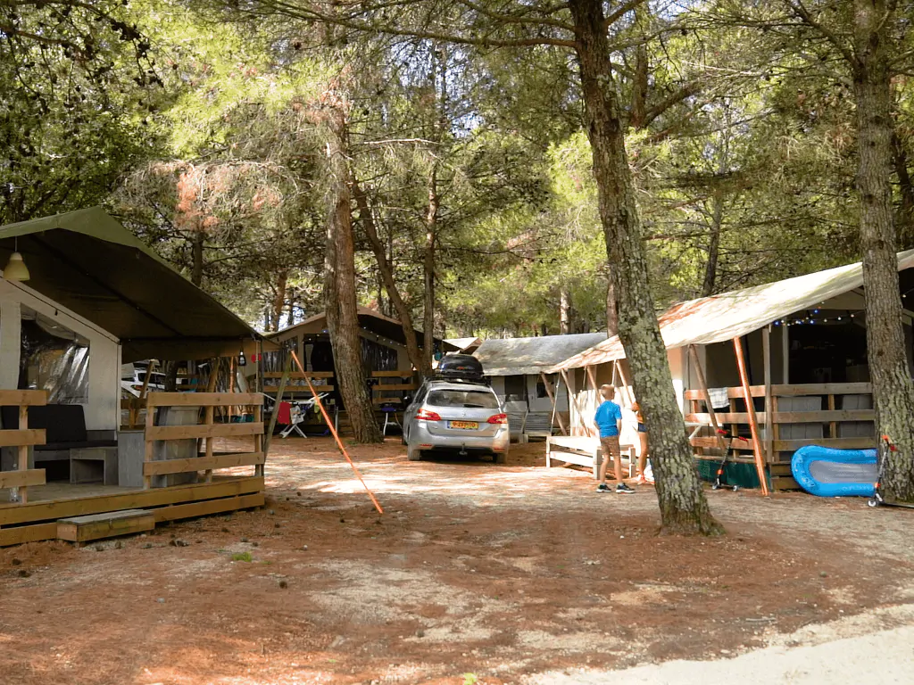camping-lanterna-glamping-tent-luxury-safari-tent-6-persons-exterior-glamping-tent