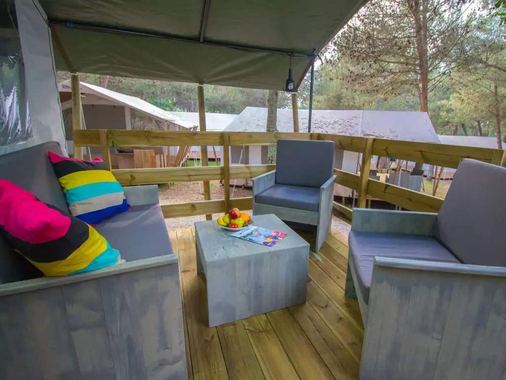 camping-lanterna-glamping-tent-luxury-safari-tent-6-persons-exterior-terrace