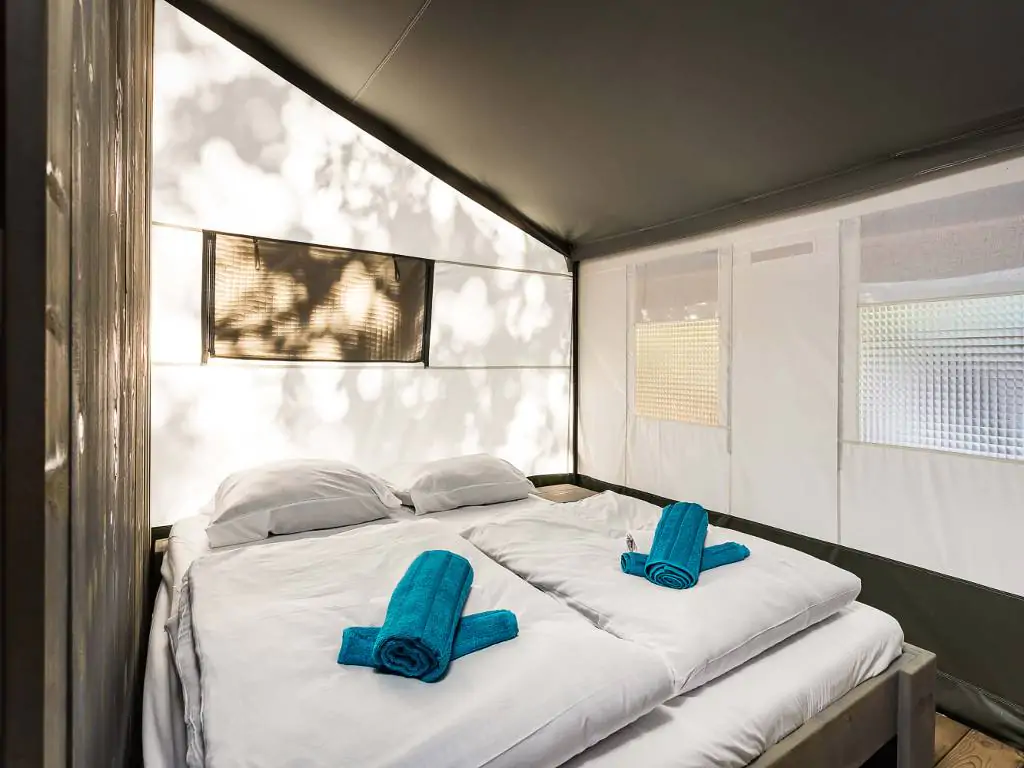 camping-lanterna-glamping-tent-luxury-safari-tent-6-persons-interior-bedroom-double-bed-i