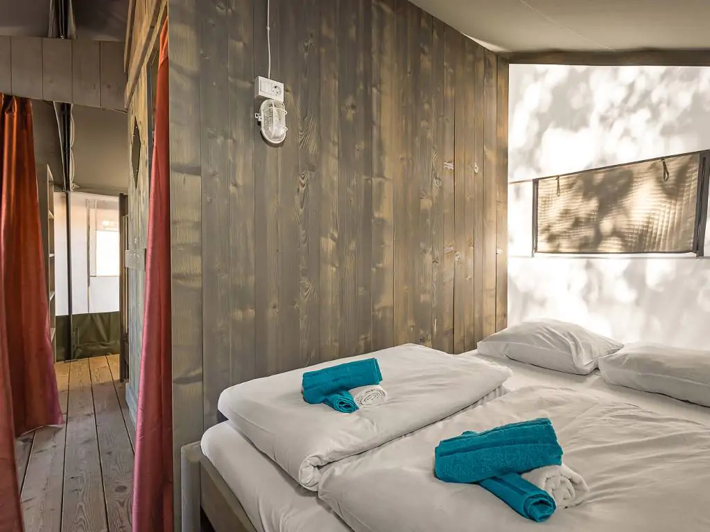 camping-lanterna-glamping-tent-luxury-safari-tent-6-persons-interior-bedroom-double-bed