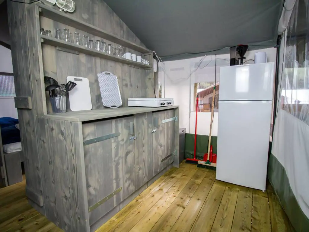 camping-lanterna-glamping-tent-luxury-safari-tent-6-persons-interior-kitchen-ii