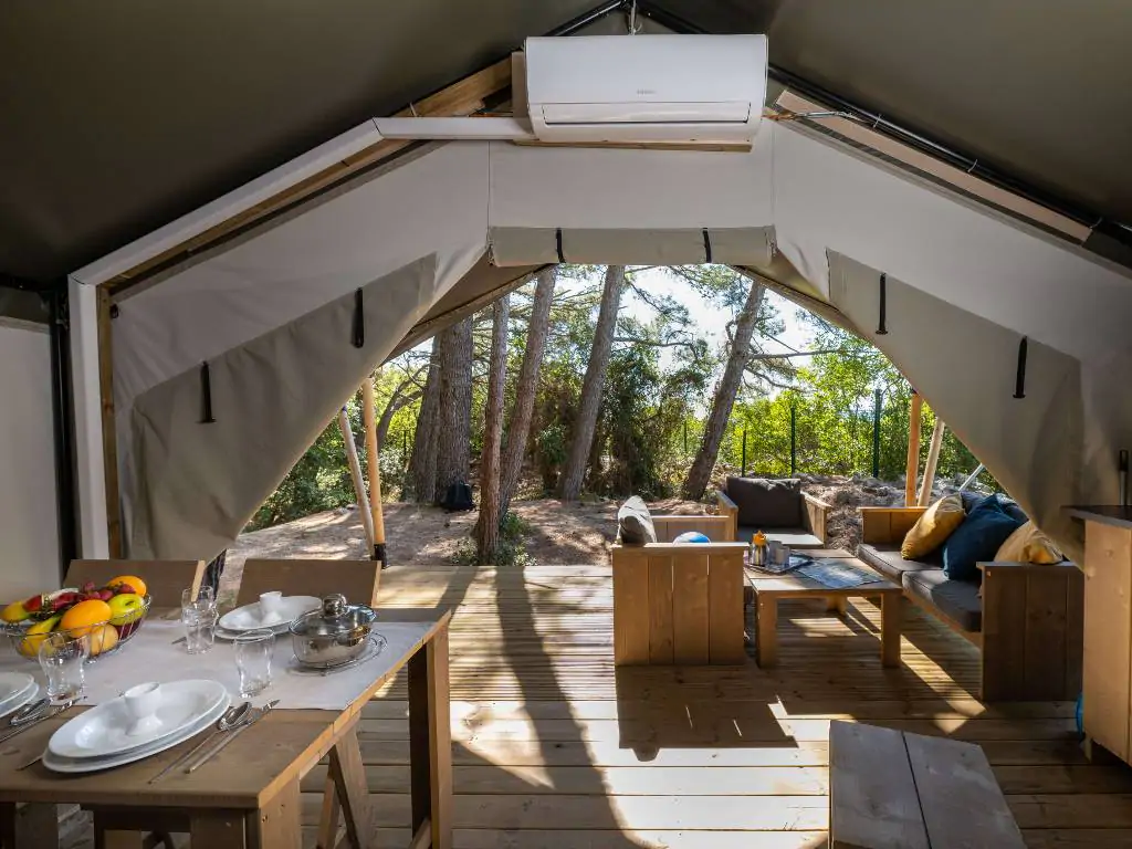 camping-lanterna-glamping-tent-safari-tent-comfort-airco-interior-kitchen-table