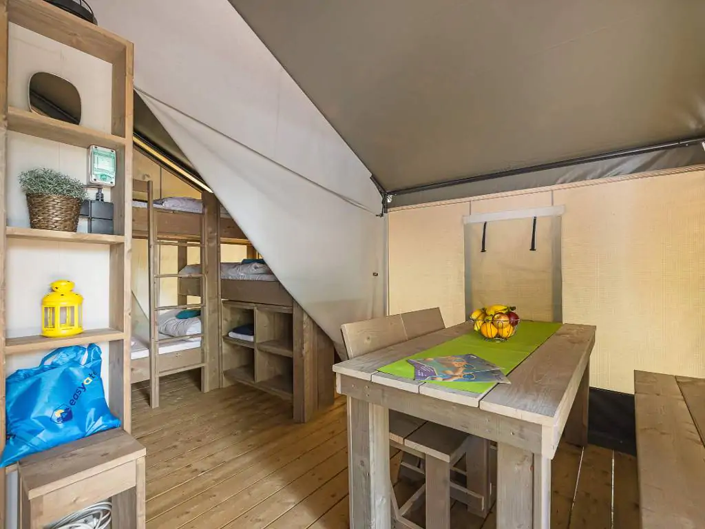 camping-lanterna-glamping-tent-safari-tent-comfort-airco-interior-table