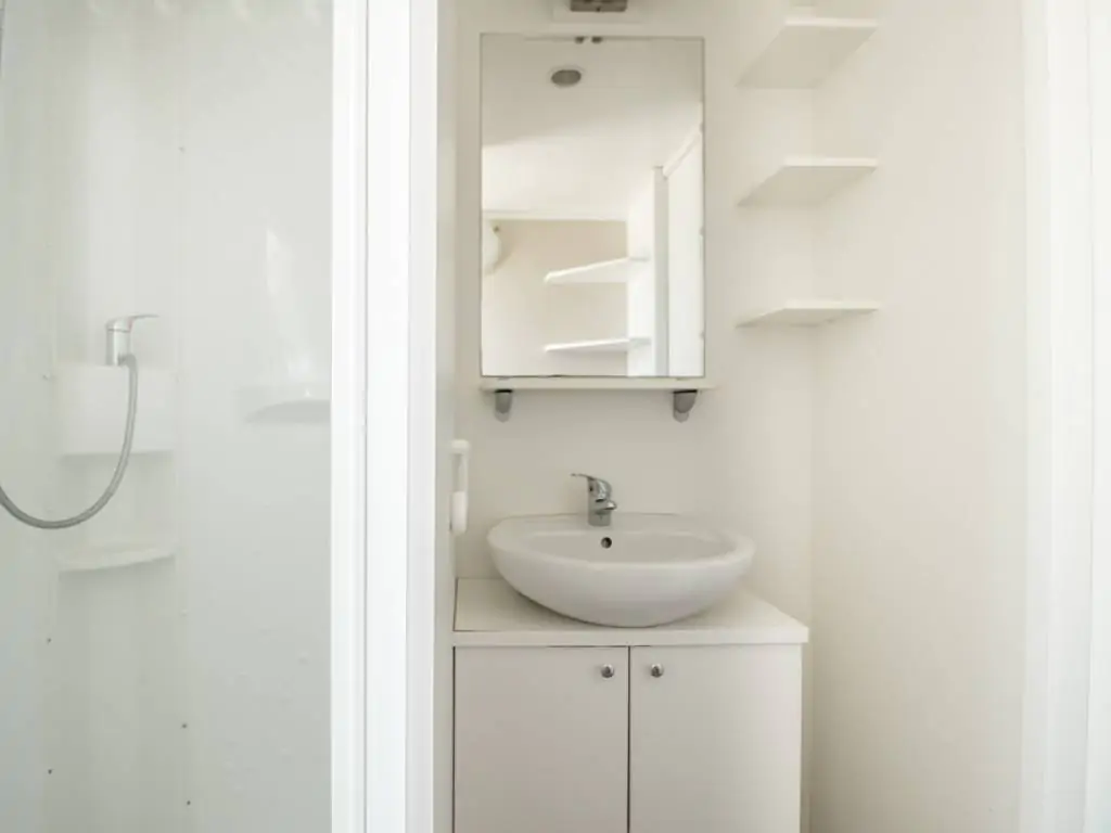camping-lanterna-mobile-home-malta-interior-bathroom-ii-2