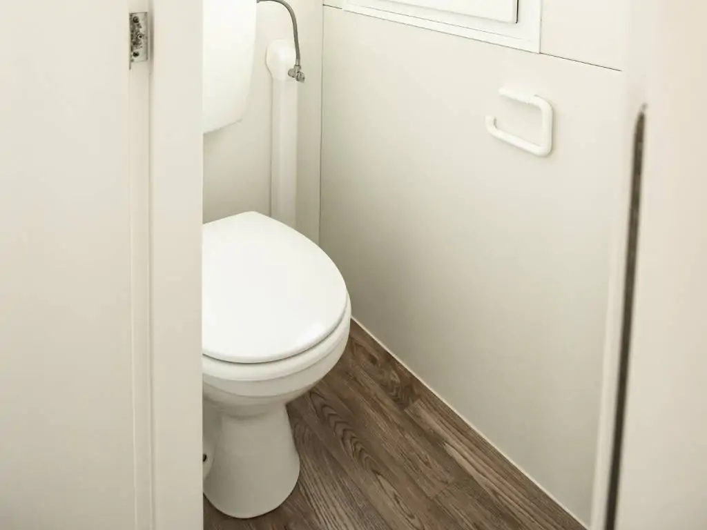 camping-lanterna-mobile-home-malta-interior-bathroom-toilet-2