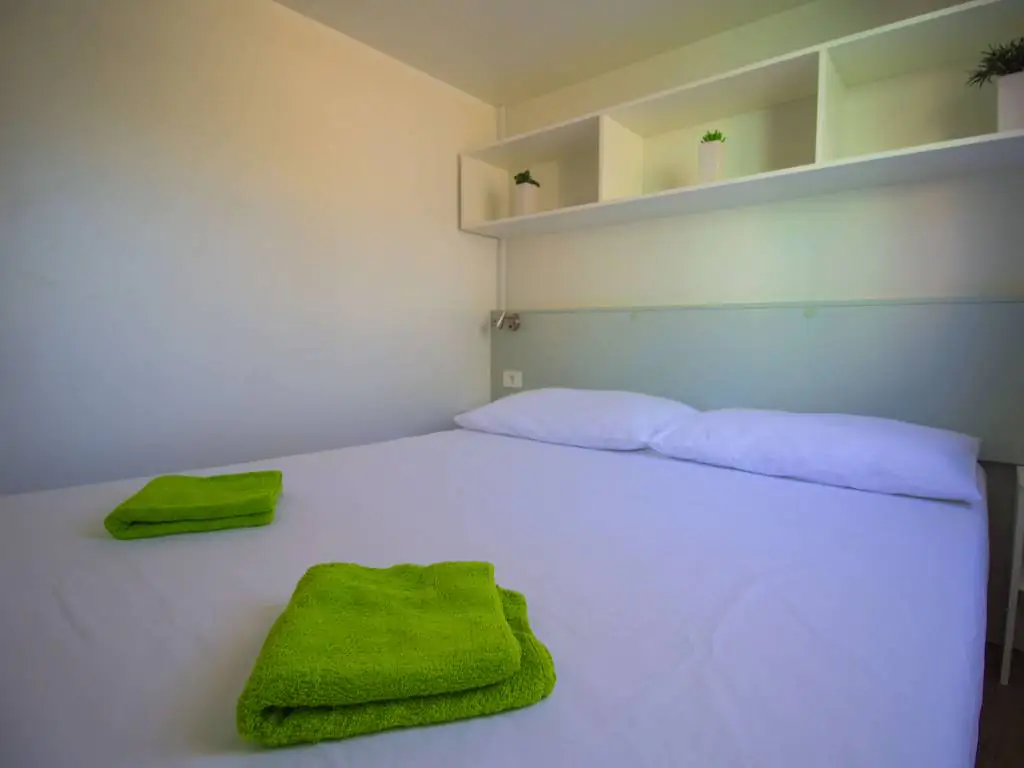 camping-lanterna-mobile-home-malta-interior-bedroom-double-bed-i-2
