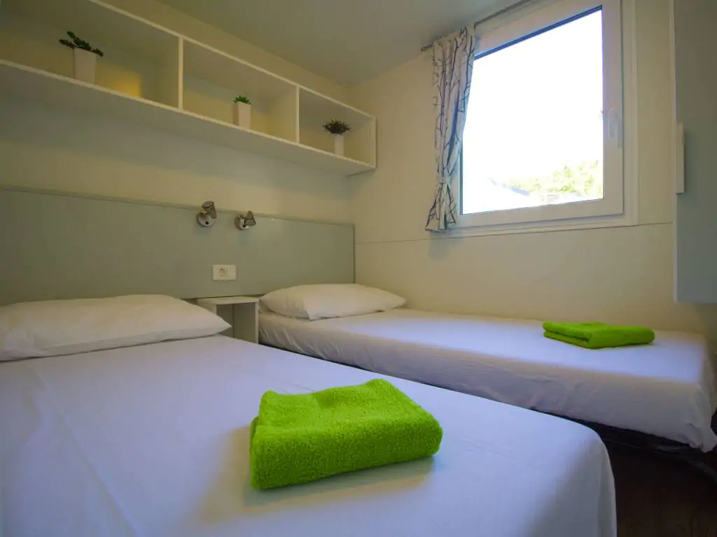 camping-lanterna-mobile-home-malta-interior-bedroom-single-beds-i-2