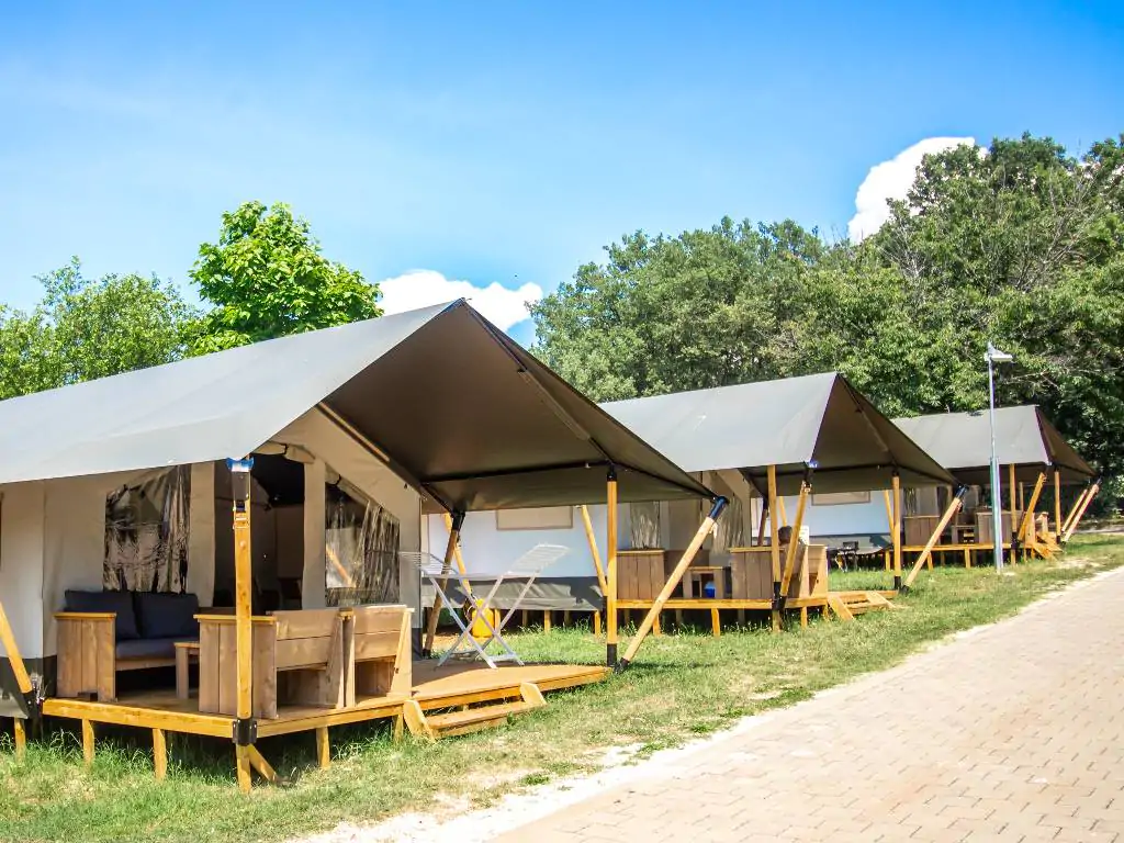 camping-porto-sole-safari-tent-comfort-exterior-side
