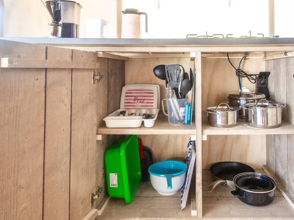 camping-porto-sole-safari-tent-comfort-interior-kitchen