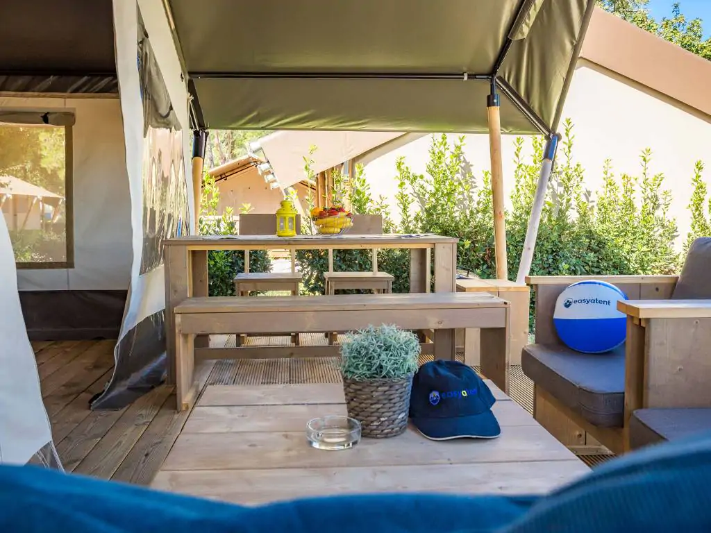 camping-stella-maris-safari-tent-comfort-exterior-terrace-dining-table