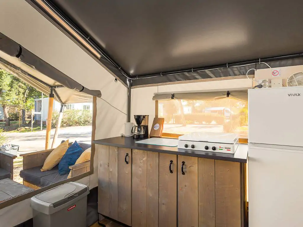 camping-stella-maris-safari-tent-comfort-interior-kitchen