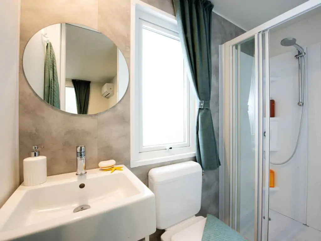 campsite-bijela-uvala-mobile-home-funtana-interior-bathroom