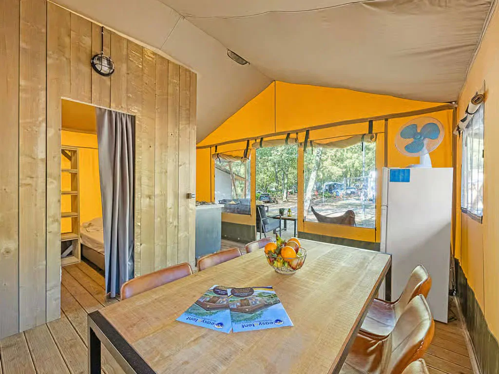 campsite-bijela-uvala-safari-tent-lodge-airco-six-persons-interior-dining-area