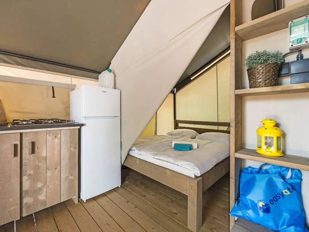 campsite-park-umag-safari-tent-comfort-interior-living-room-kitchen