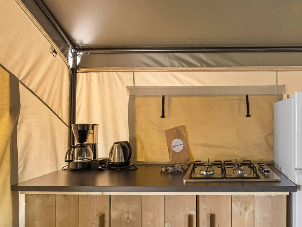 campsite-park-umag-safari-tent-comfort-kitchen-crockery