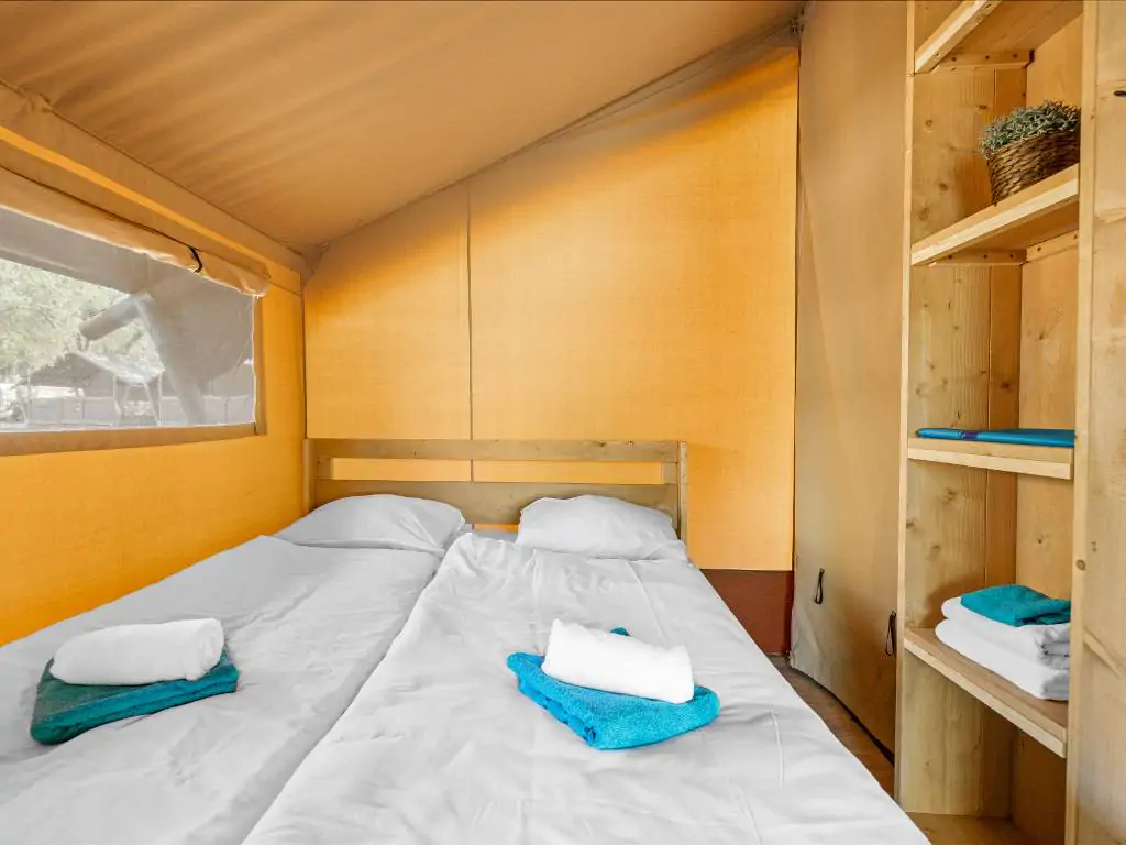 campsite-polari-safari-tent-lodge-5-persons-bedroom