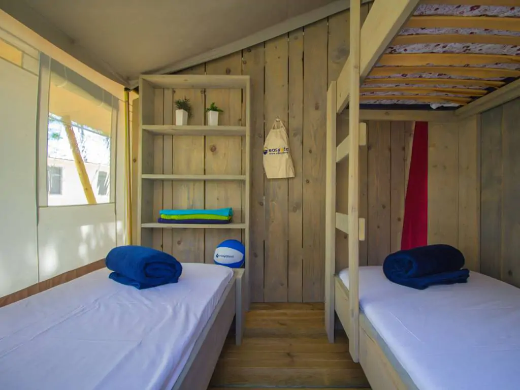 campsite-polari-safari-tent-s-airco-5-persons-bedroom