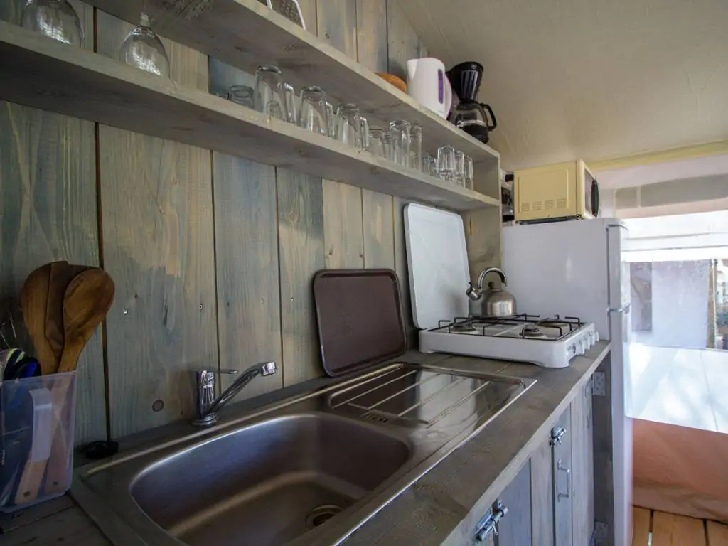 campsite-polari-safari-tent-s-airco-5-persons-kitchen-i