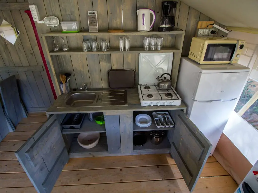 campsite-polari-safari-tent-s-airco-5-persons-kitchen