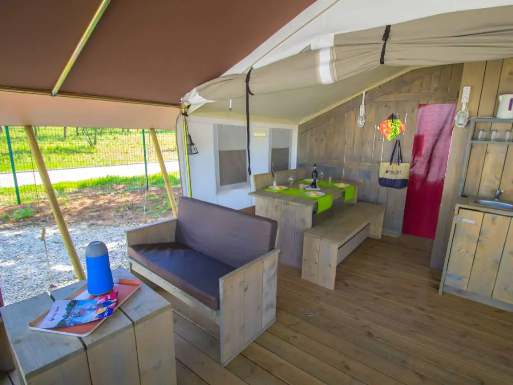 campsite-polari-safari-tent-s-airco-5-persons-living-room