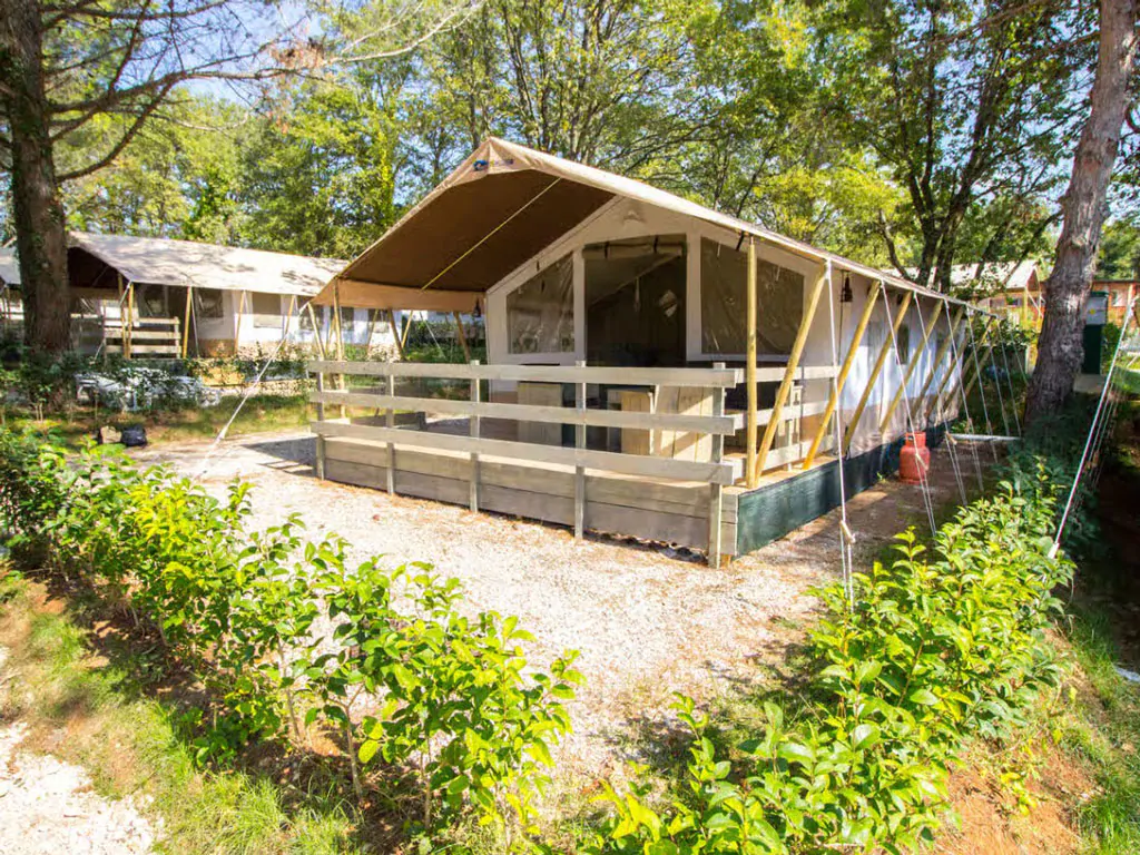 campsite-valkanela-safari-tent-s-airco-five-persons-exterior-glamping