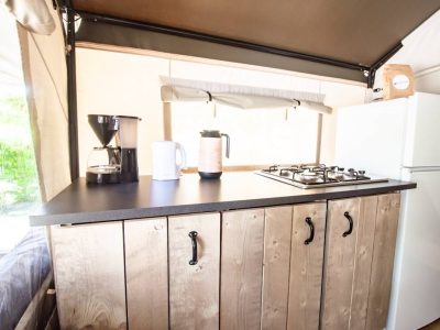 campsite-zelena-laguna-safari-tent-comfort-interior-kitchen