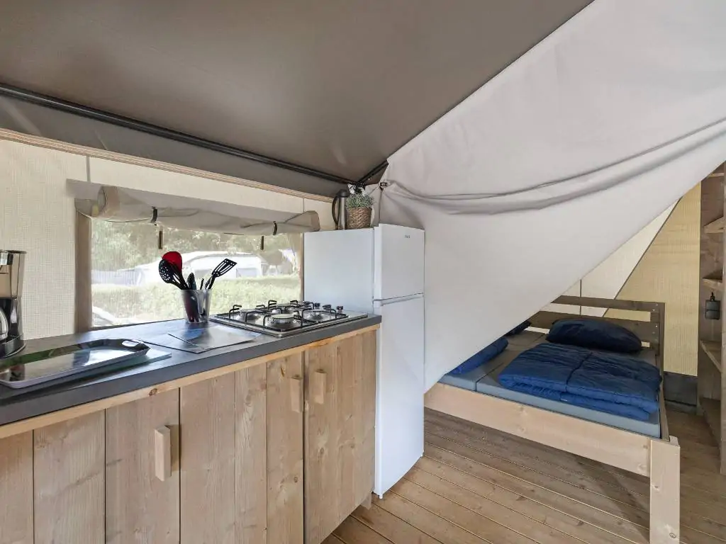 fkk-solaris-safaritent-comfort-kitchen