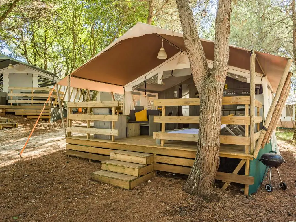 lanterna-safari-tent-for-5-exterior-front-view